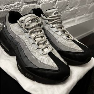 Air max 95 in wolf grey. Size 7. Only worn a few times.